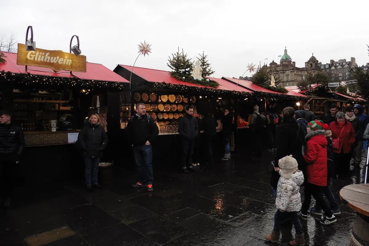 Edinburgh Christmas Market: 2026 Guide & Tips