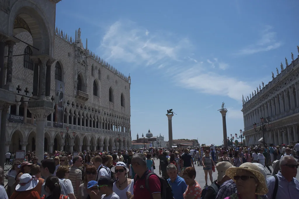 Local Insights for Navigating the Crowds in Venice