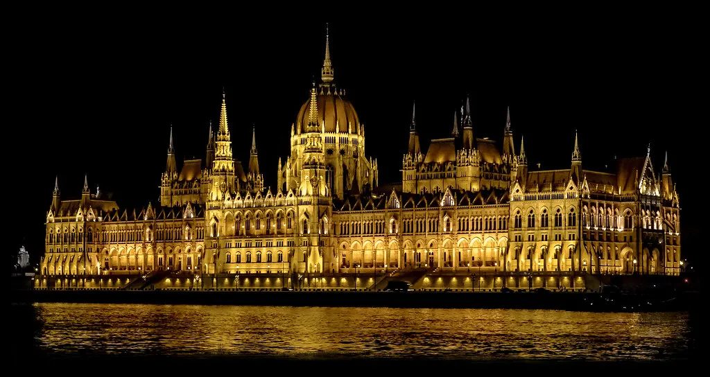 Thermal Baths Holiday Hours: Széchenyi vs. Gellért in Budapest