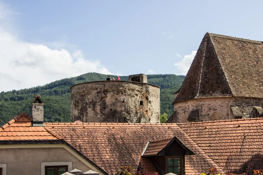 Edinburgh Hogmanay vs Christmas Market: Key Differences in Edinburgh