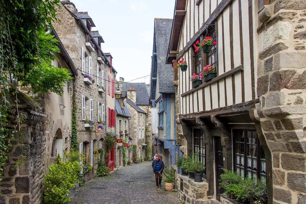 Local Insights for Avoiding Crowd Burnout