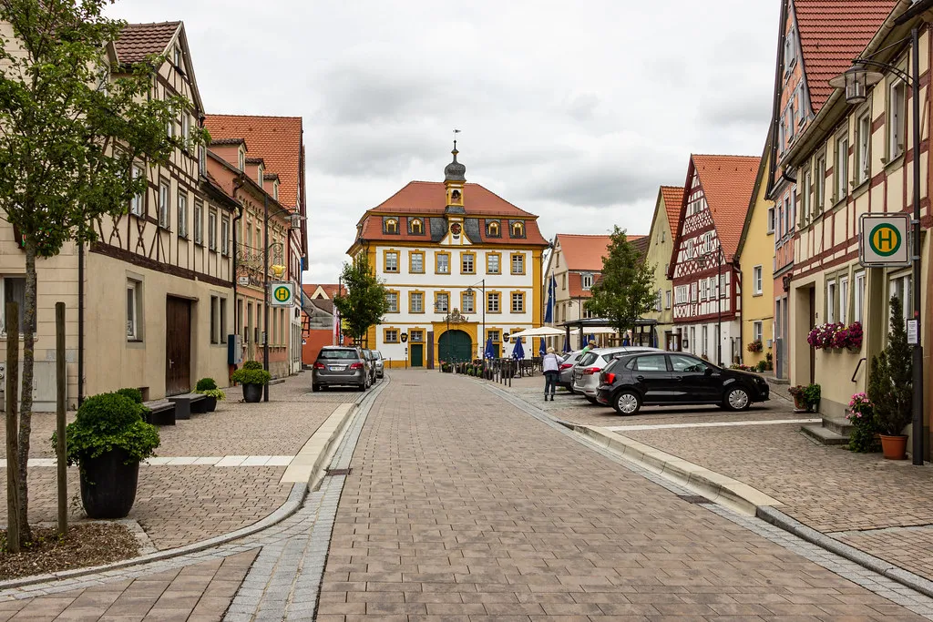 Practical Tips: Weather, Crowds, and Staying Warm in Nuremberg